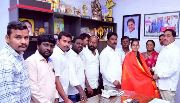 ధర్మారపు వాణిశ్రీని అభినందించిన మంత్రి ఎర్రబెల్లి