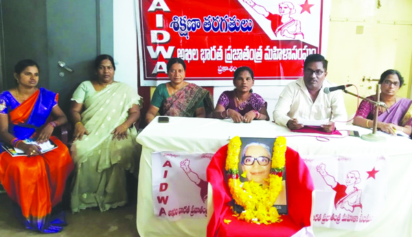 మహిళలపై వేధింపులను అడ్డుకోవాలి