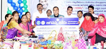 లబ్ధిదారులకు మెగా చెక్కును అందజేస్తున్న కలెక్టర్‌, ఎమ్మెల్సీ