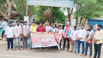 విద్యార్థుల హక్కులను కాలరాసే ఉత్తర్వులనువెనక్కి తీసుకోవాలి