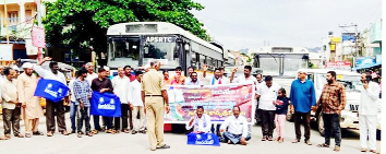 మదనపల్లి-తిరుపతి జాతీయ రహదారిపై రాస్తారోకో నిర్వహిస్తున్న ప్రజాసంఘాల నాయకులు