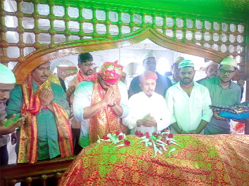 పెద్దదర్గాలో హీరో సాయి ధరమ్‌తేజ్‌ ప్రార్థనలు