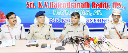 మాట్లాడుతున్న డిజిపి రాజేంద్రనాథరెడ్డి