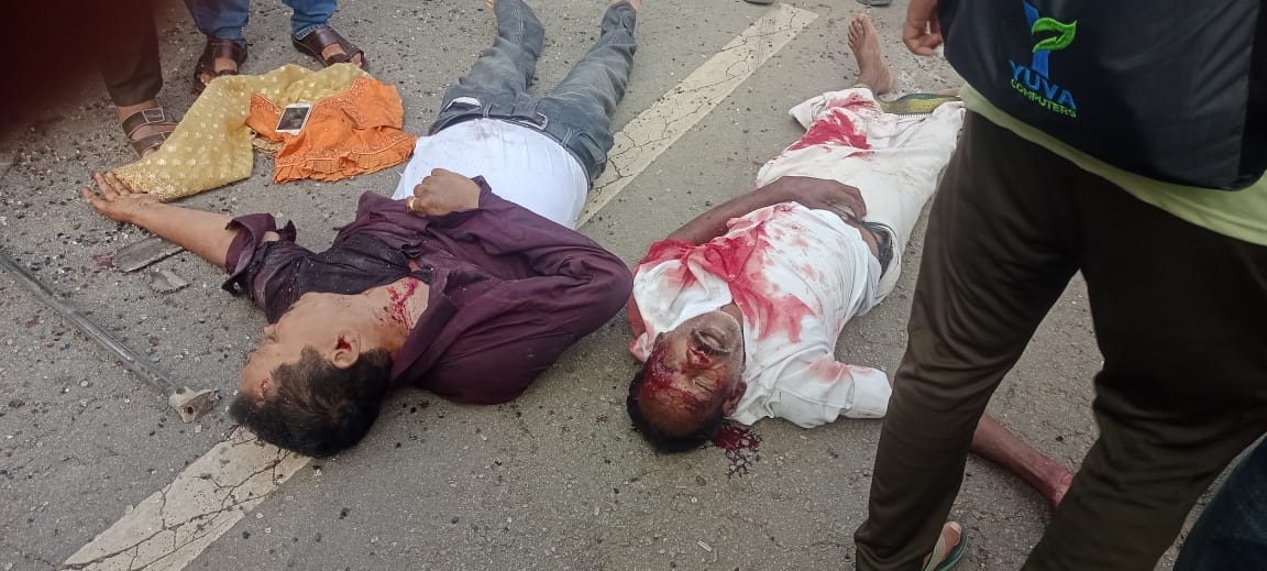 రక్తసిక్తం ఘోర రోడ్డు ప్రమాదం నలుగురు దుర్మరణం