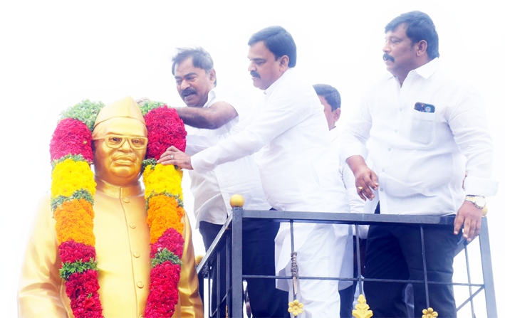 జగ్జీవన్‌రామ్‌ విగ్రహానికి పూలమాల వేస్తున్న డిప్యూటీ సిఎం