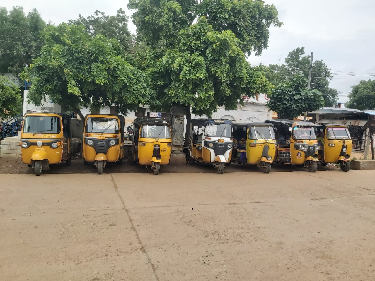 కేరళ ఆసుపత్రి వద్ద నిలిచి ఉన్న ఆటోలు