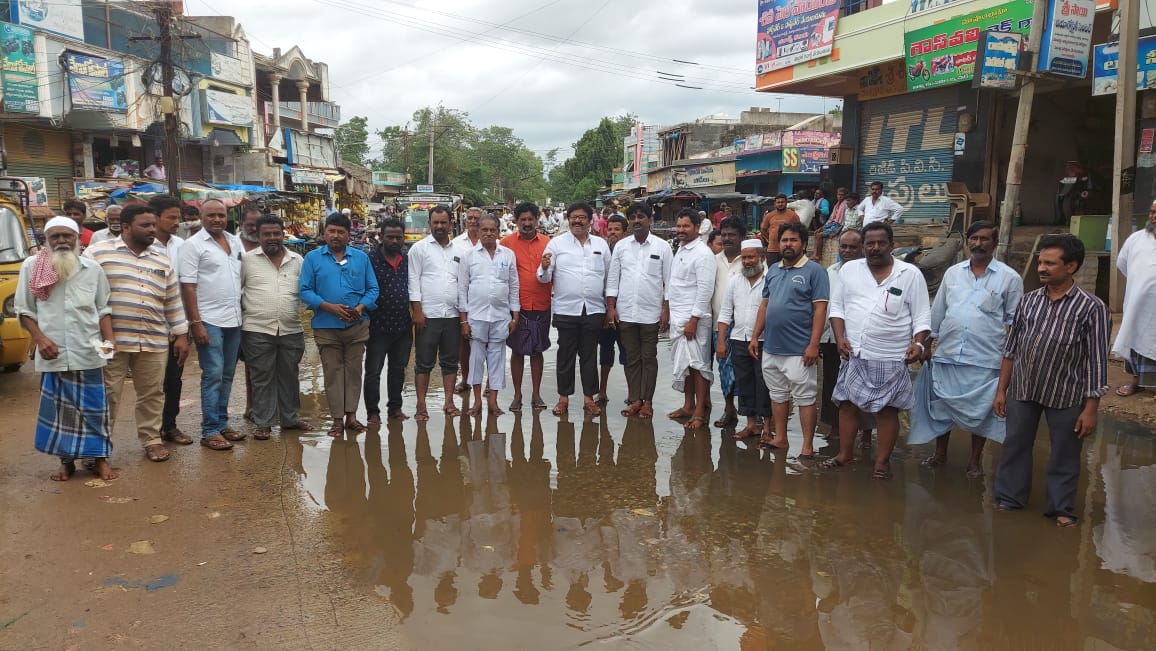 మురికి నీటిలో ఆందోళన చేస్తున్న టిడిపి నాయకులు