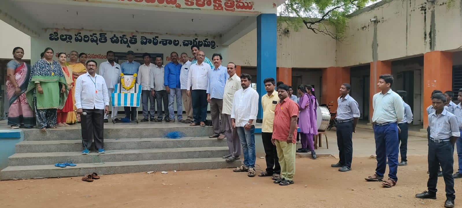 నివాళులు అర్పిస్తున్న ఉపాధ్యాయులు