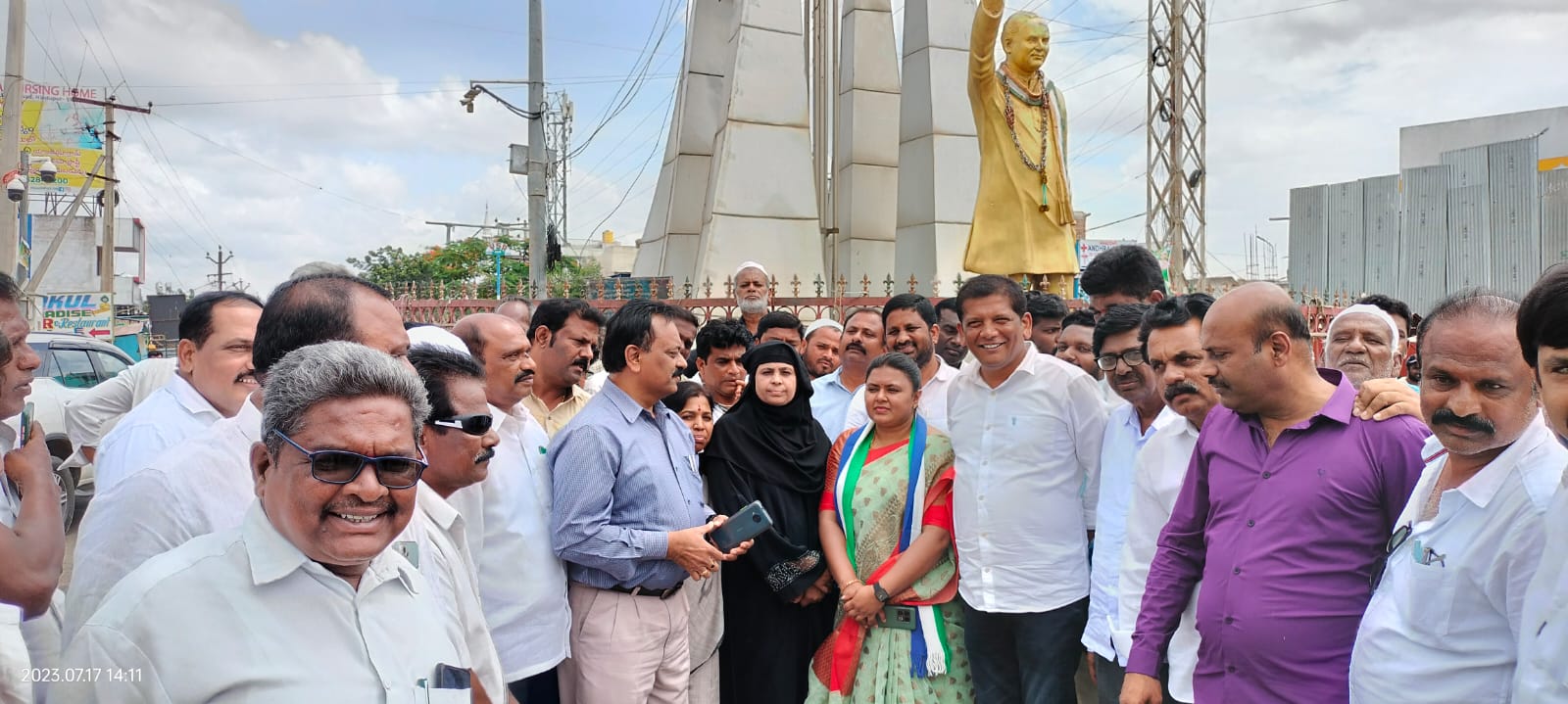 కూడలితో పాటు రైల్వే రోడ్డును అభివృద్ధి చేస్తాం