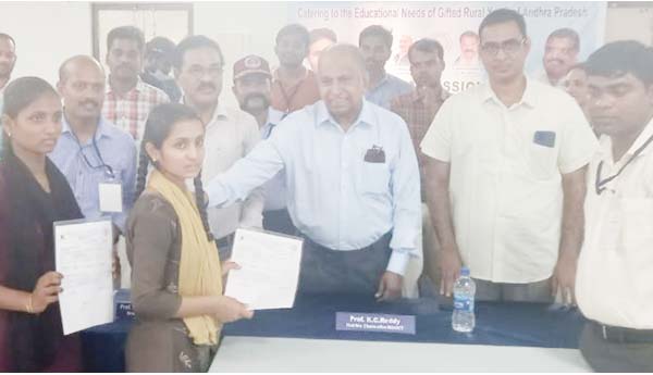 విద్యతో ఉన్నత శిఖరాలు అధిరోహించాలి