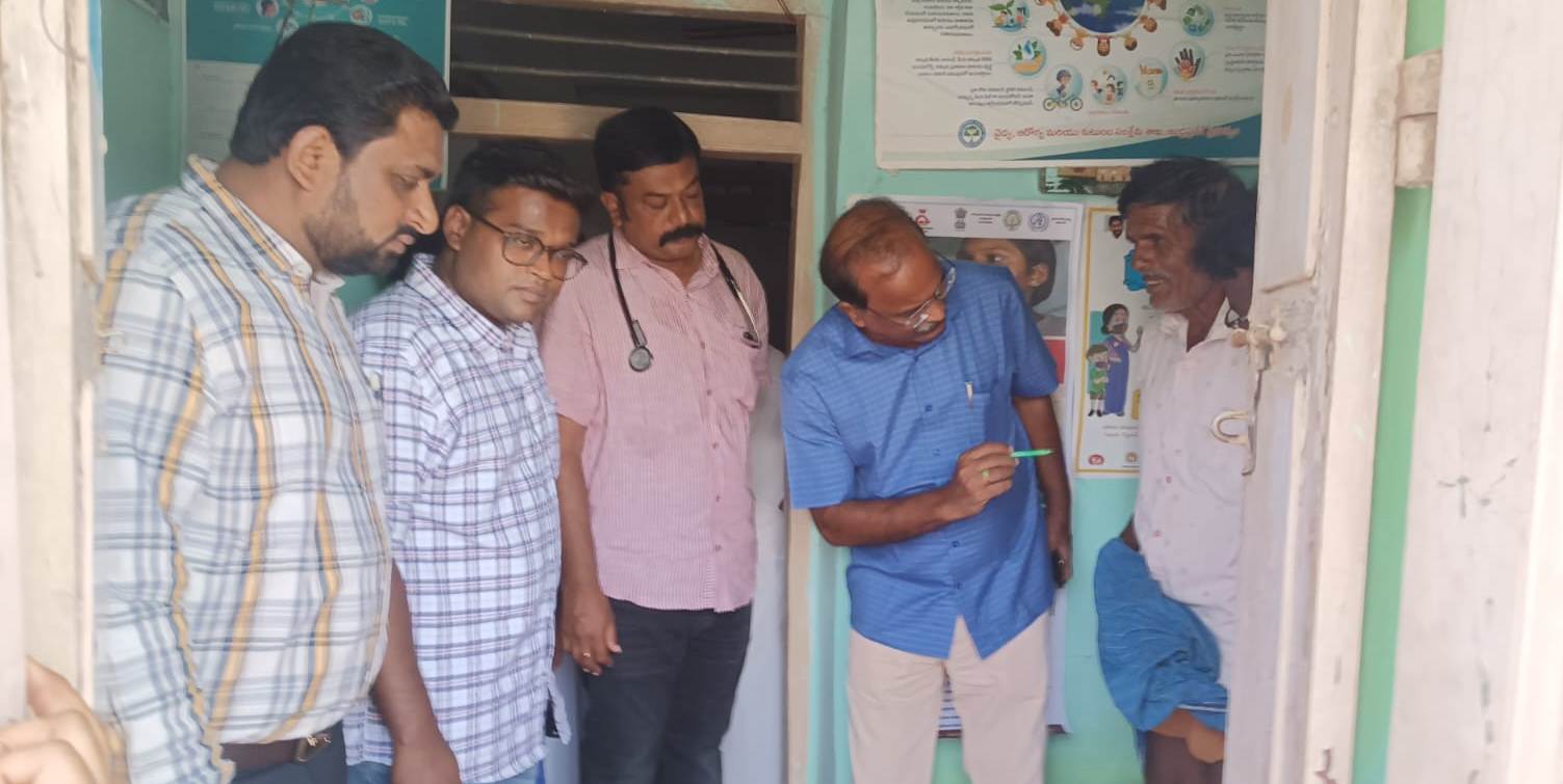 కార్య క్రమంలో వైద్య సిబ్బంది పాల్గొన్నారు.రోగులను పరీక్షిస్తున్న డిఎంహెచ్‌ఒ కొండయ్య