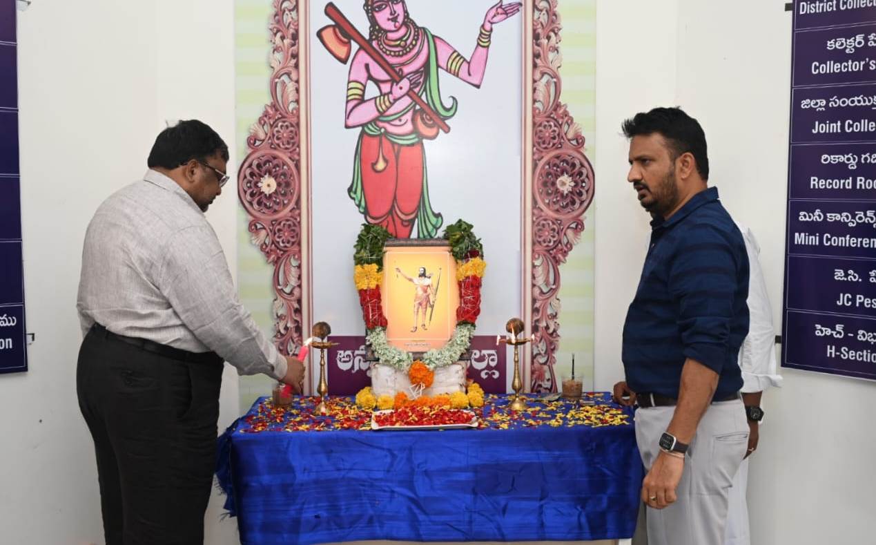 అల్లూరి చిత్రపటానికి నివాళి అర్పిస్తున్న కలెక్టర్‌ గిరీష