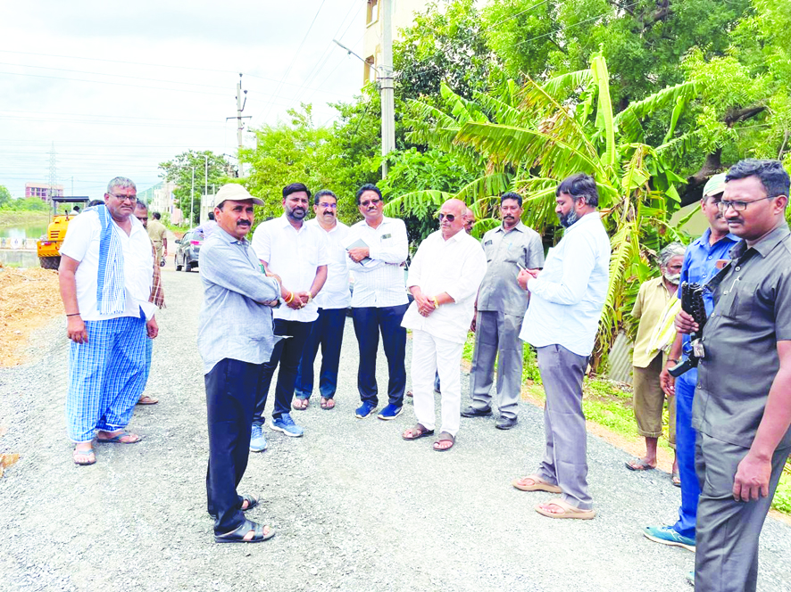 రోడ్డు నిర్మాణ పనుల పరిశీలన