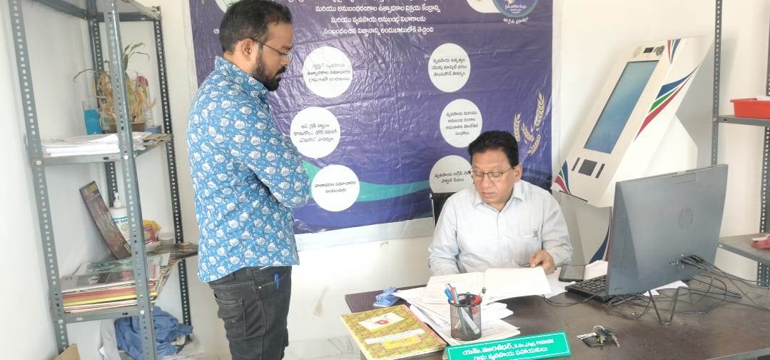రైతు భరోసా కేంద్రంలో రికార్డులను పరిశీలిస్తున్న ఎఒ చంద్రనాయక్‌
