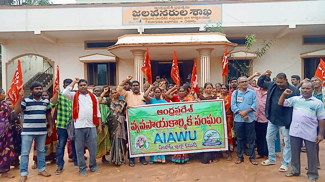 భూస్వాములతో ఇరిగేషన్‌ అధికారుల కుమ్మక్కు