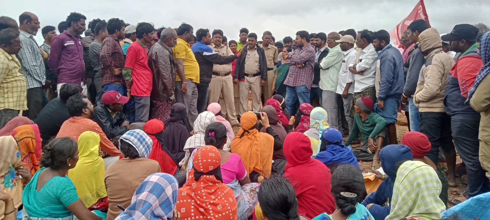 పేదలకు స్థలాలు ఇచ్చే వరకు పోరాటం