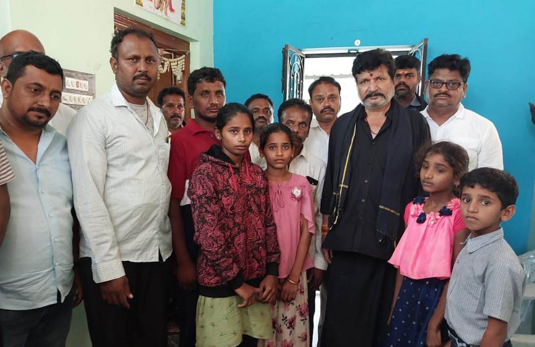 అనాథలైన పిల్లలను పరామర్శిస్తున్న ఎమ్మెల్యే ద్వారకనాథ్‌రెడ్డి