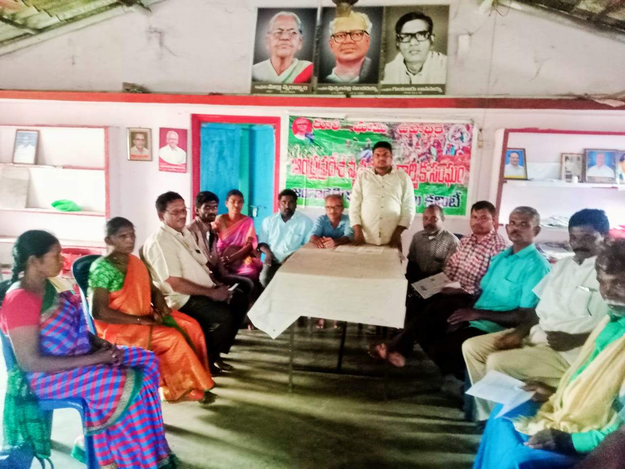 ల్యాండ్‌ సీలింగ్‌ భూములు పేదలకు పంచాలి : వ్యకాస