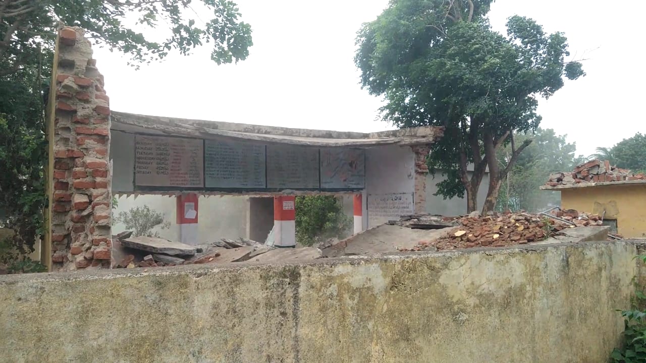 కుప్పకూలిన పాఠశాల భవనం