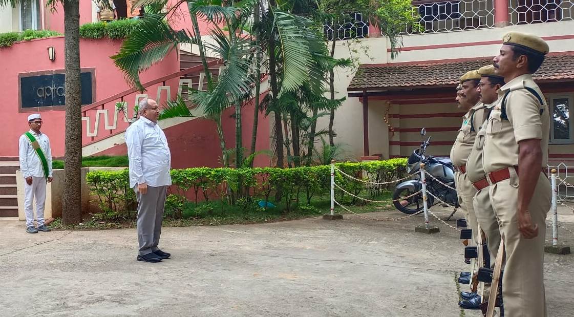 పోలీసుల నుంచి గౌరవ వందనం స్వీకరిస్తున్న హైకోర్టు జడ్జి మన్మధరావు