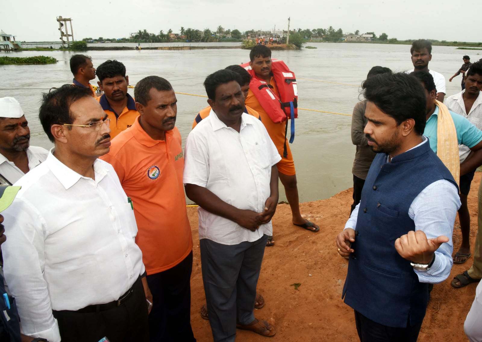 వరదకు రోడ్డు ధ్వంసం