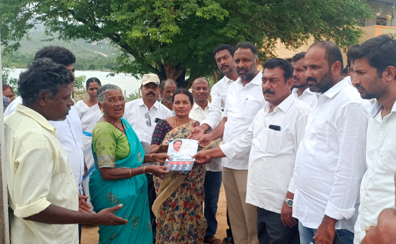 గడపగడపకూ కార్యక్రమంలో ఎమ్మెల్యే నవాజ్‌బాషా