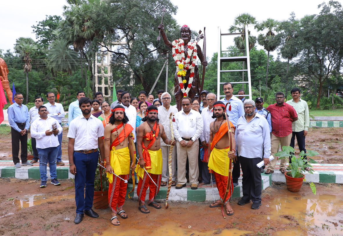 వర్సిటీలో అల్లూరి విగ్రహావిష్కరణ