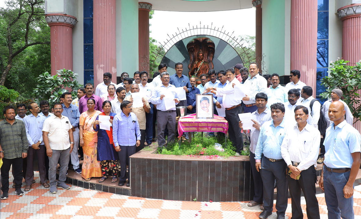 సిఎం చిత్రపటానికి ప్రొఫెసర్ల పాలాభిషేకం