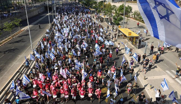 Israeli-protesters-block-highways