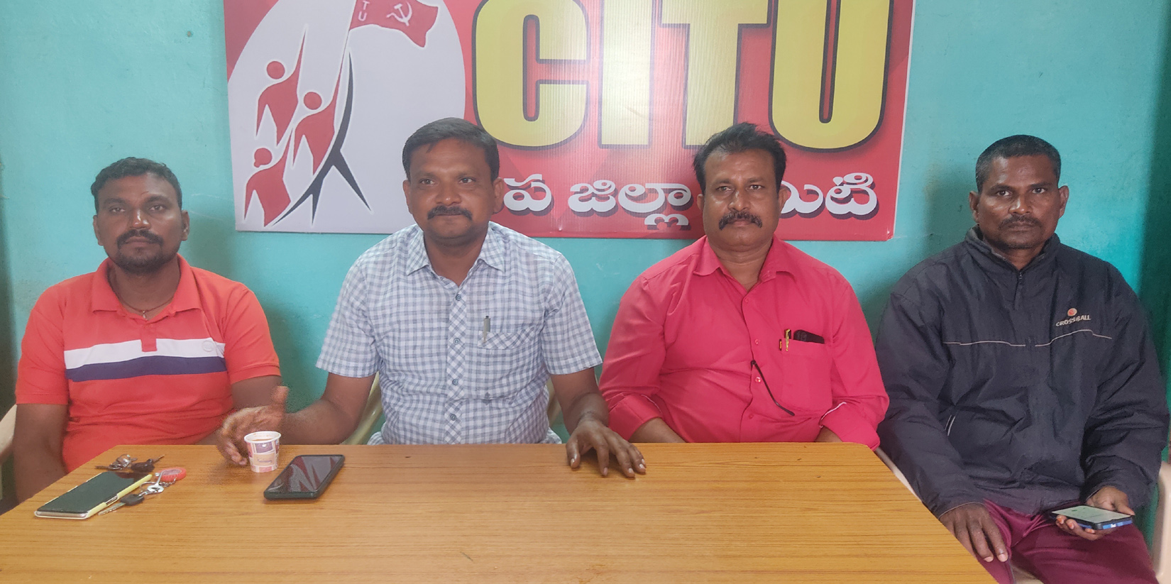 - సమావేశంలో మాట్లాడుతున్న మనోహర్‌