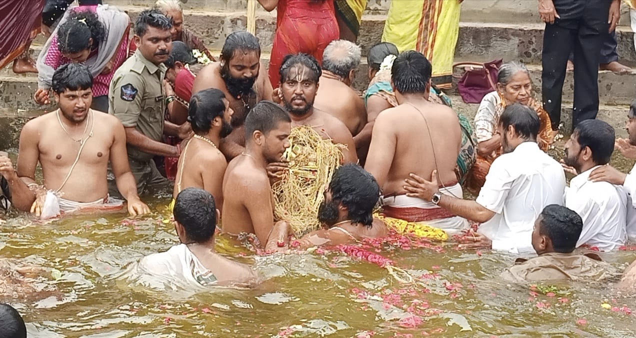వైభవంగా చక్రస్నానం
