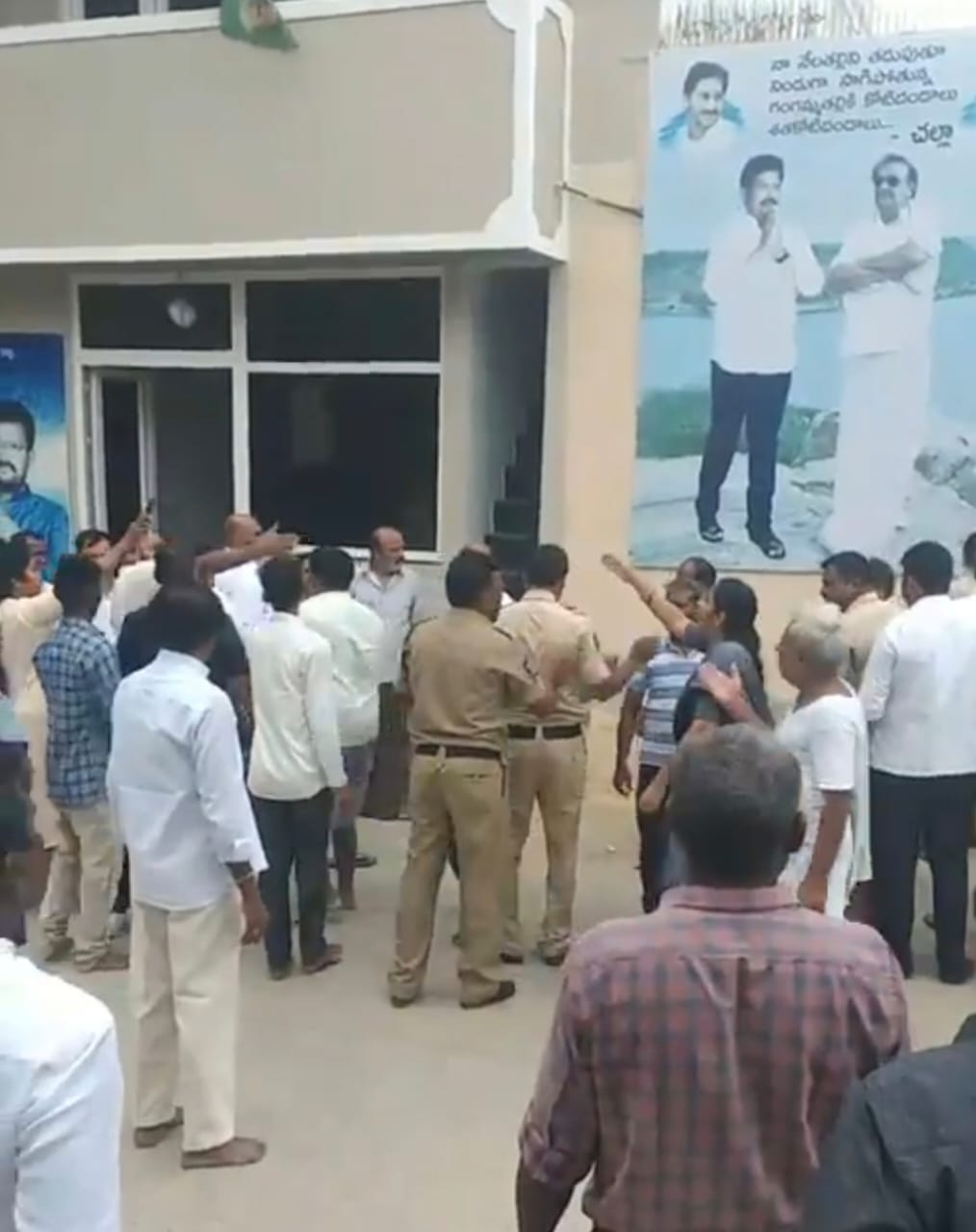 తోపులాడుకుంటున్న ఇరువర్గాలు.