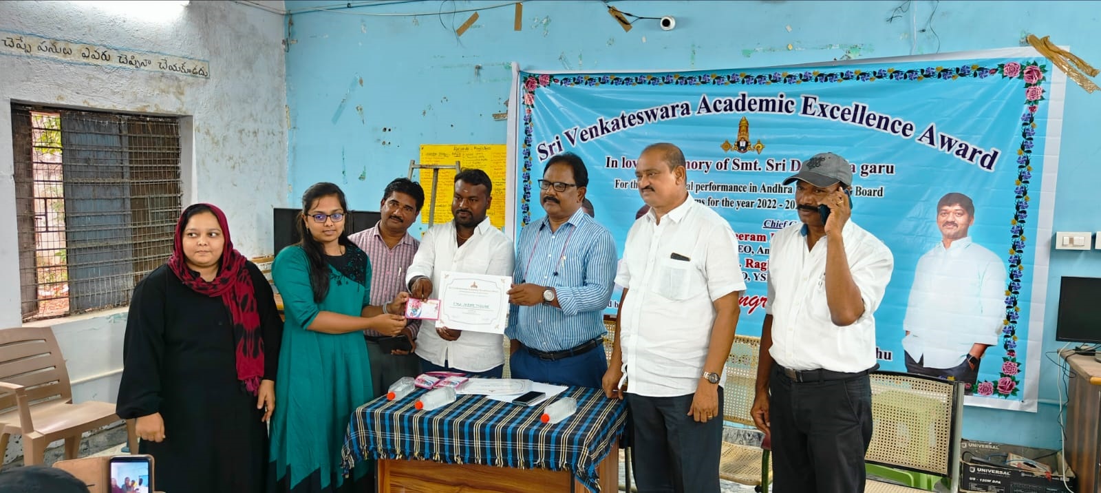 - విద్యార్థికి ప్రశంసా పత్రం ఇస్తున్న డిఇఒ శ్రీరామ్‌ పురుషోత్తం
