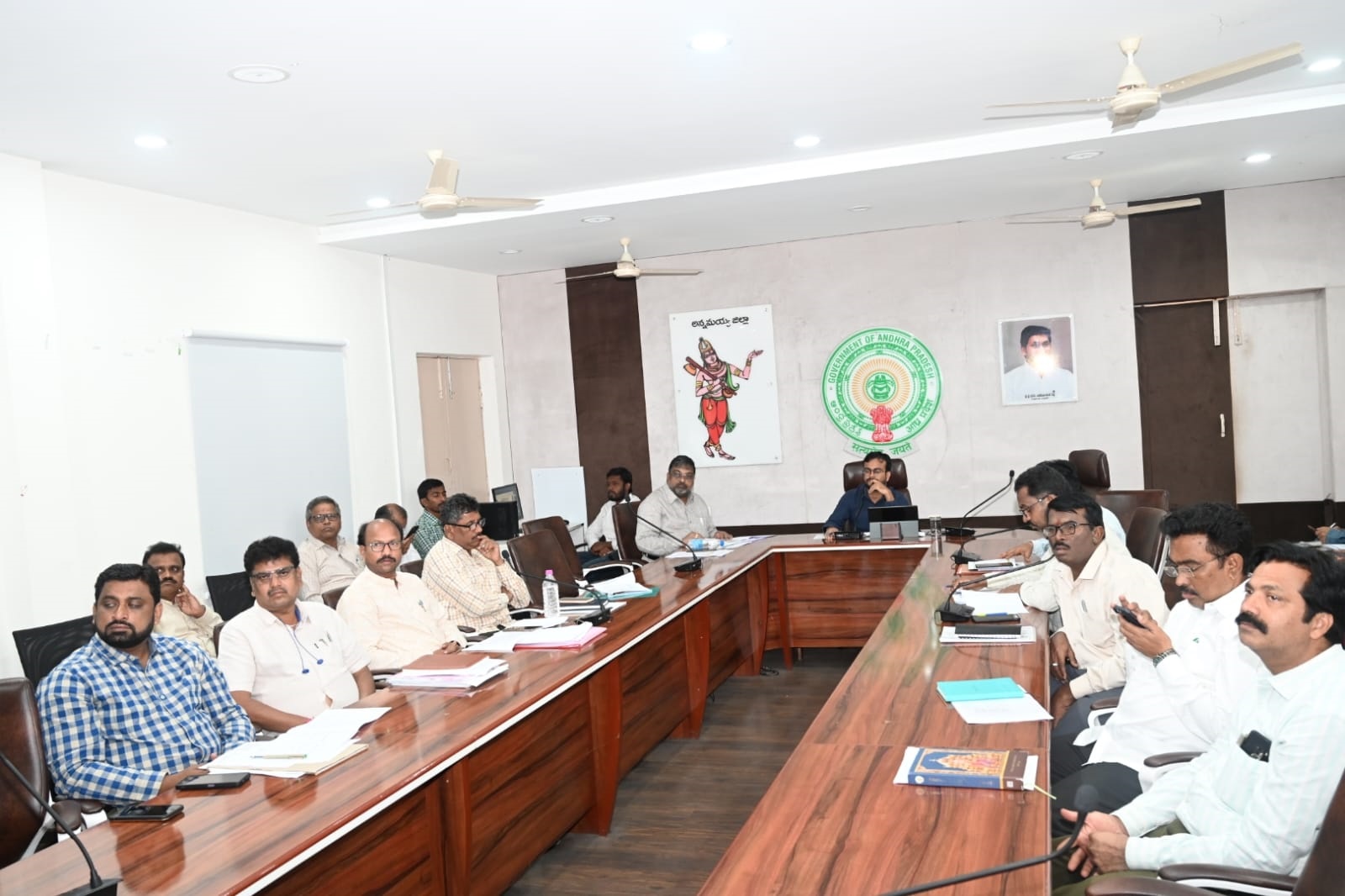 - వీడియో కాన్ఫరెన్స్‌లో పాల్గొన్న జెసి ఫర్మాన్‌ అహ్మద్‌ఖాన్‌