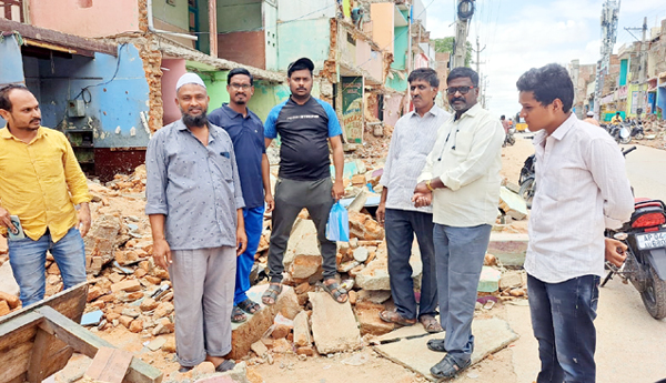 రోడ్డు విస్తరణ పనుల్లో అవినీతి వాటా ఎంత?