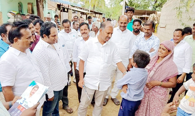 విద్యార్థితో మాట్లాడుతున్న గడికోట శ్రీకాంత్‌రెడ్డి