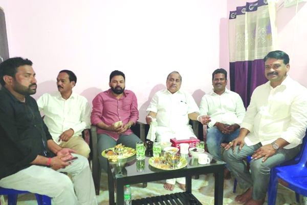 యు.కొత్తపల్లిలో ముద్రగడ పర్యటన