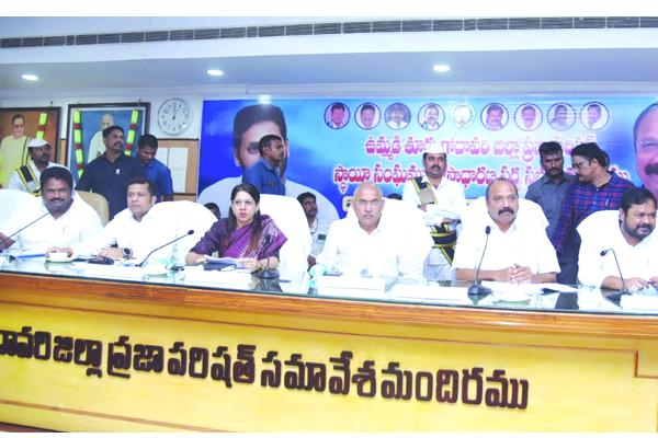 రైతుల సమస్యలపై అధికారుల నిలదీత