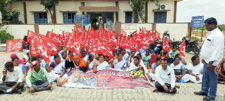 డిఎంహెచ్‌ఒ కార్యాలయం ఎదుట నిరసన తెలుపుతున్న ఆశా వర్కర్లు