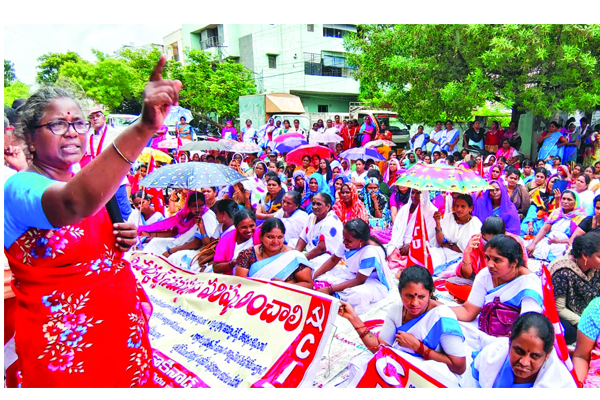 హామీల అమలు కోసం ఆశాల ధర్నా