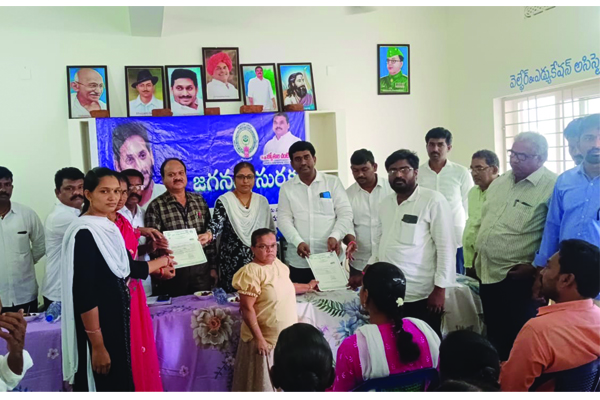 జగనన్న సురక్షలో పథకాలపై సమీక్ష