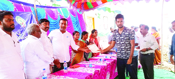 లబ్ధిదారుడికి దృవీకరణ పత్రం అందజేస్తున్న ఎమ్మెల్యే ఎం.సుధీర్‌రెడ్డి