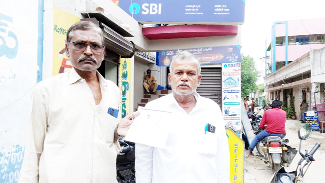 కలికిరి : నగదు విత్‌డ్రా అయిందని చూపుతున్న బాధితులు