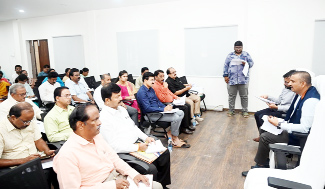 సమావేశంలో మాట్లాడుతున్న కలెక్టర్‌ గిరీష