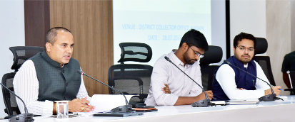 మాట్లాడుతున్నకలెక్టర్‌ 