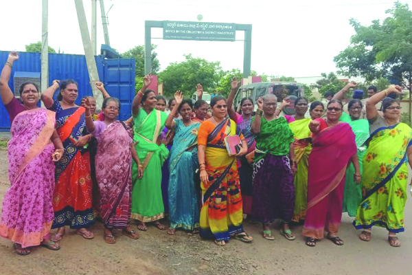 మిడ్డే మీల్స్‌, కంటింజెంట్‌ కార్మికుల ధర్నా