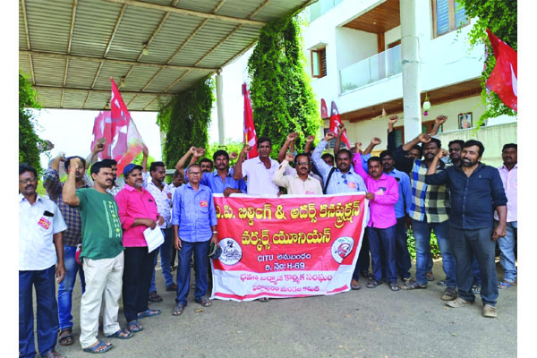 భవన కార్మికుల పథకాన్ని పునరుద్ధరించాలి