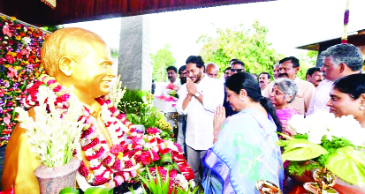 ఇడుపులపాయలోని వైఎస్‌ఆర్‌ విగ్రహానికి నివాళులర్పిస్తున్న సిఎం జగన్‌