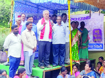 అంగన్వాడీలనుద్దేశించి మాట్లాడుతున్న సిఐటియు రాష్ట్ర ఉపాధ్యక్షులు ఎం.ఎ. గఫూర్‌