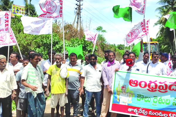 సాగునీటి కోసం కౌలు రైతుల ధర్నా